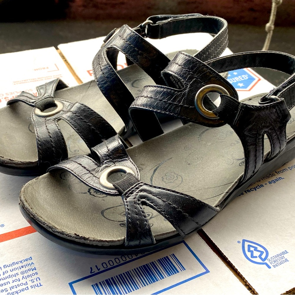 Bear traps Black Leather ankle strap sport sandals Size 5.5M
